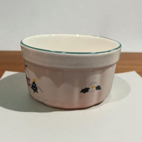 Pfaltzgraff Cream and Red Holiday Bowl - Picture 4 of 5